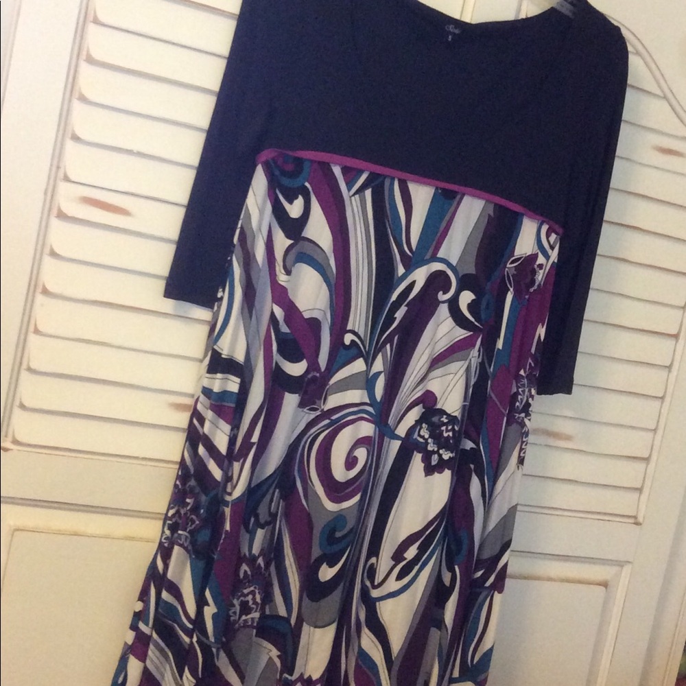 Cute pleated dress with black scooped bodice